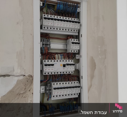 לוח חשמל עם חוטים ומפסקים חשמליים